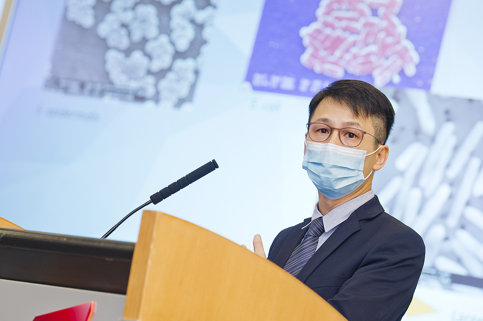 Professor Lai introduces studies on the transmission of pathogens through airborne aerosol droplets.