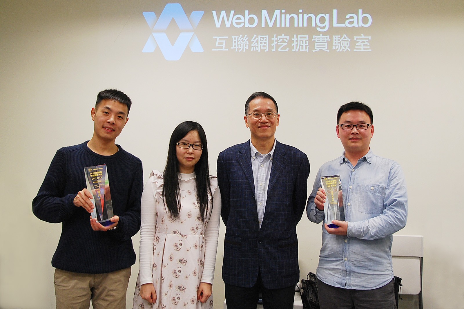 Chair Professor Jonathan Zhu Jianhua (second from right) and the winning team.