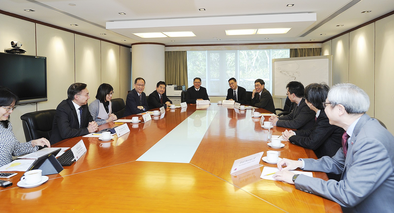 Mr Kevin Yeung Yun-hung (5th from right) was briefed on CityU’s latest developments by Mr Lester Garson Huang (6th from left) and Professor Way Kuo (4th from right) and other senior management.