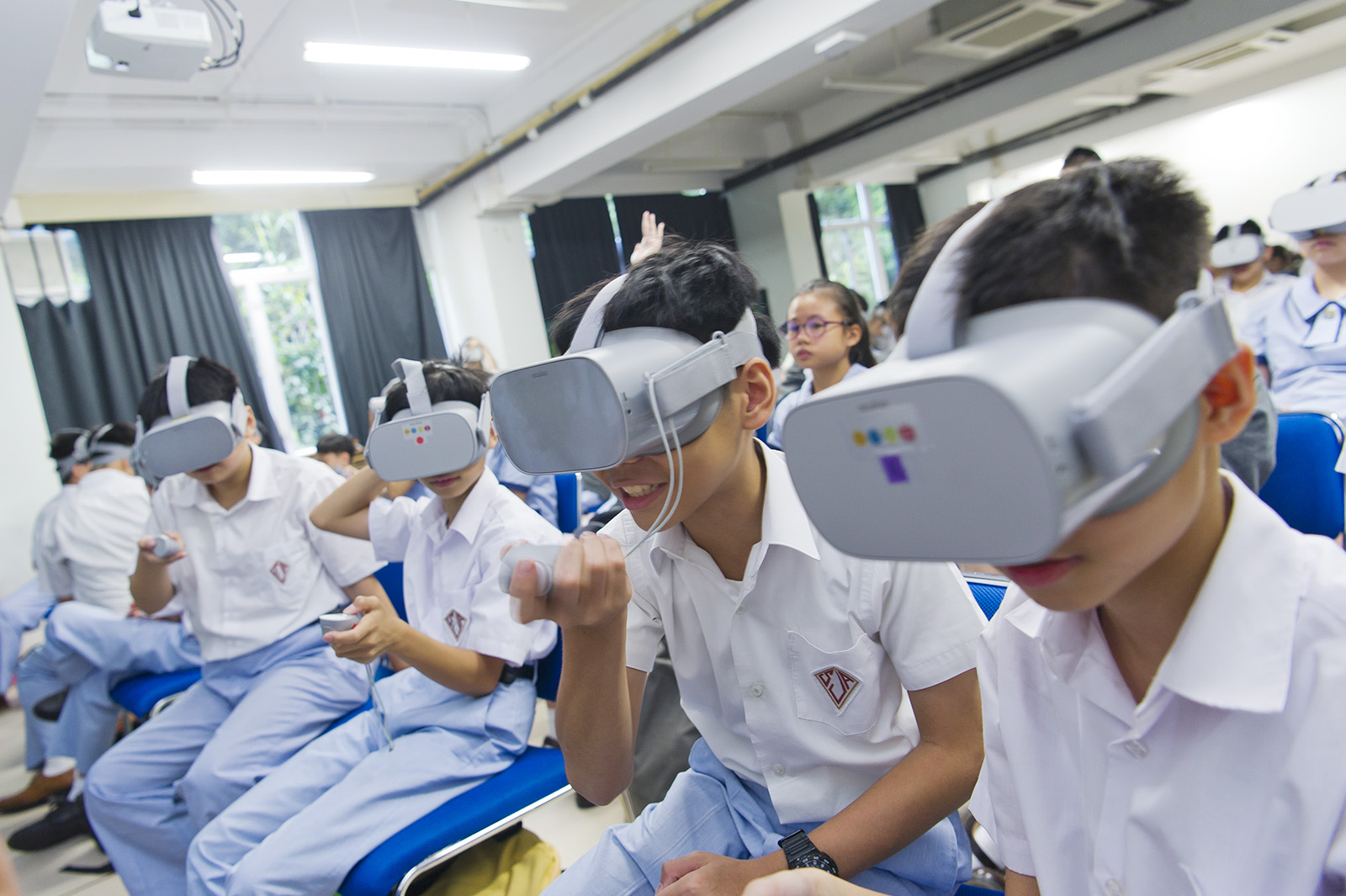 COSI workshops with the application of VR technology enable young people to understand the challenges and difficulties that ethnic minority groups face in Hong Kong.