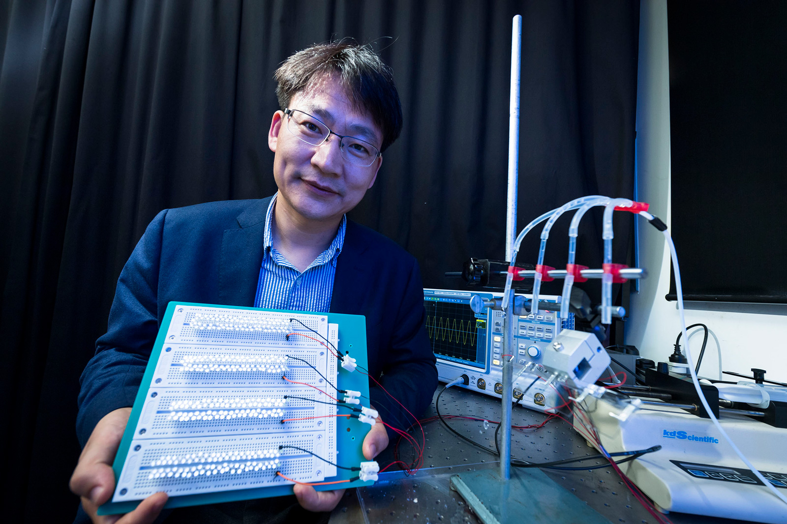 Professor Wang Zuankai of CityU won the 2020 Xplorer Prize organised by the Tencent Foundation.
