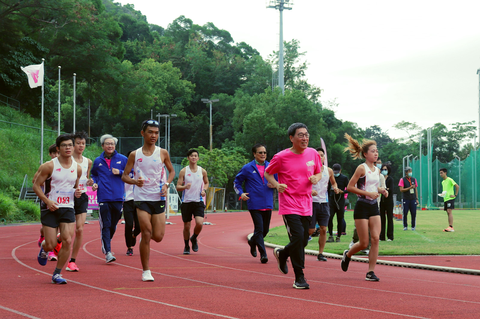 President Kuo leads staff and students on a run at the 27th CityU Annual Athletics Meet.