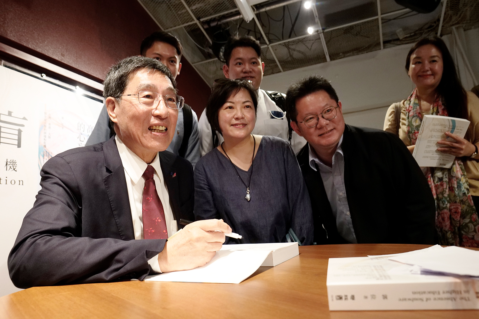 Attendees enthusiastically asked President Kuo to autograph his new book.