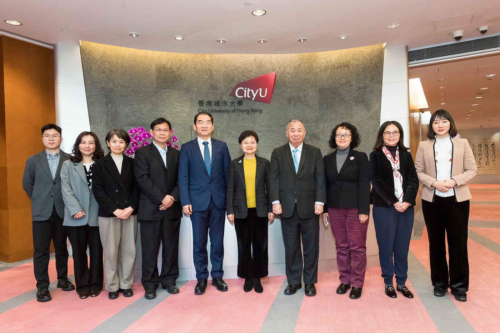CityUHK senior management, including President Freddy Boey (fourth from right), receive the delegation led by Mr Wang Yueqin (fifth from right), Director General of the Department of Science and Technology of Guangdong Province.