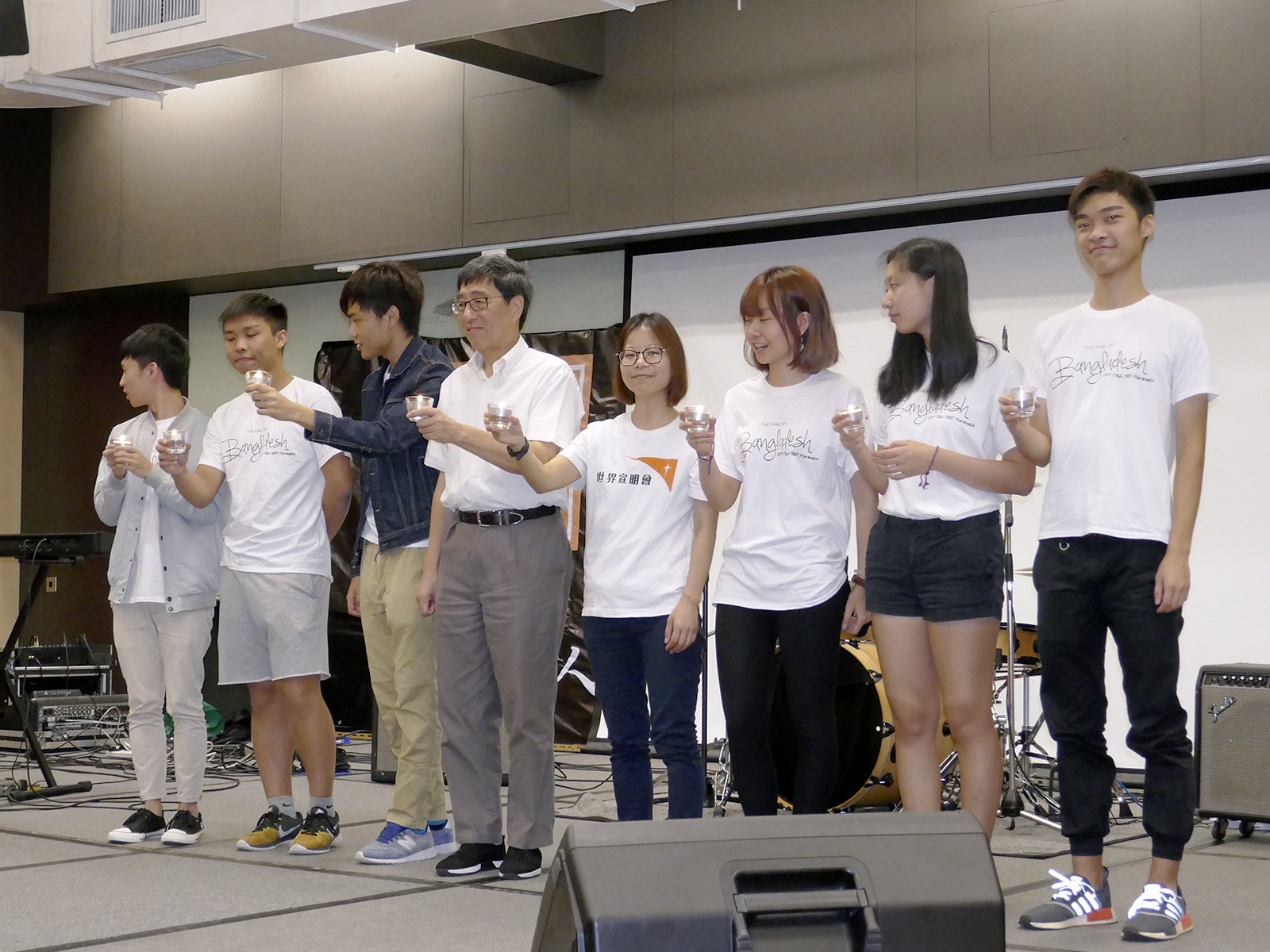 Professor Kuo (fourth from left), Ms Chan (fourth from right), representative of World Vision Hong Kong, and members of the Social Service Team join the candle lighting ceremony. 