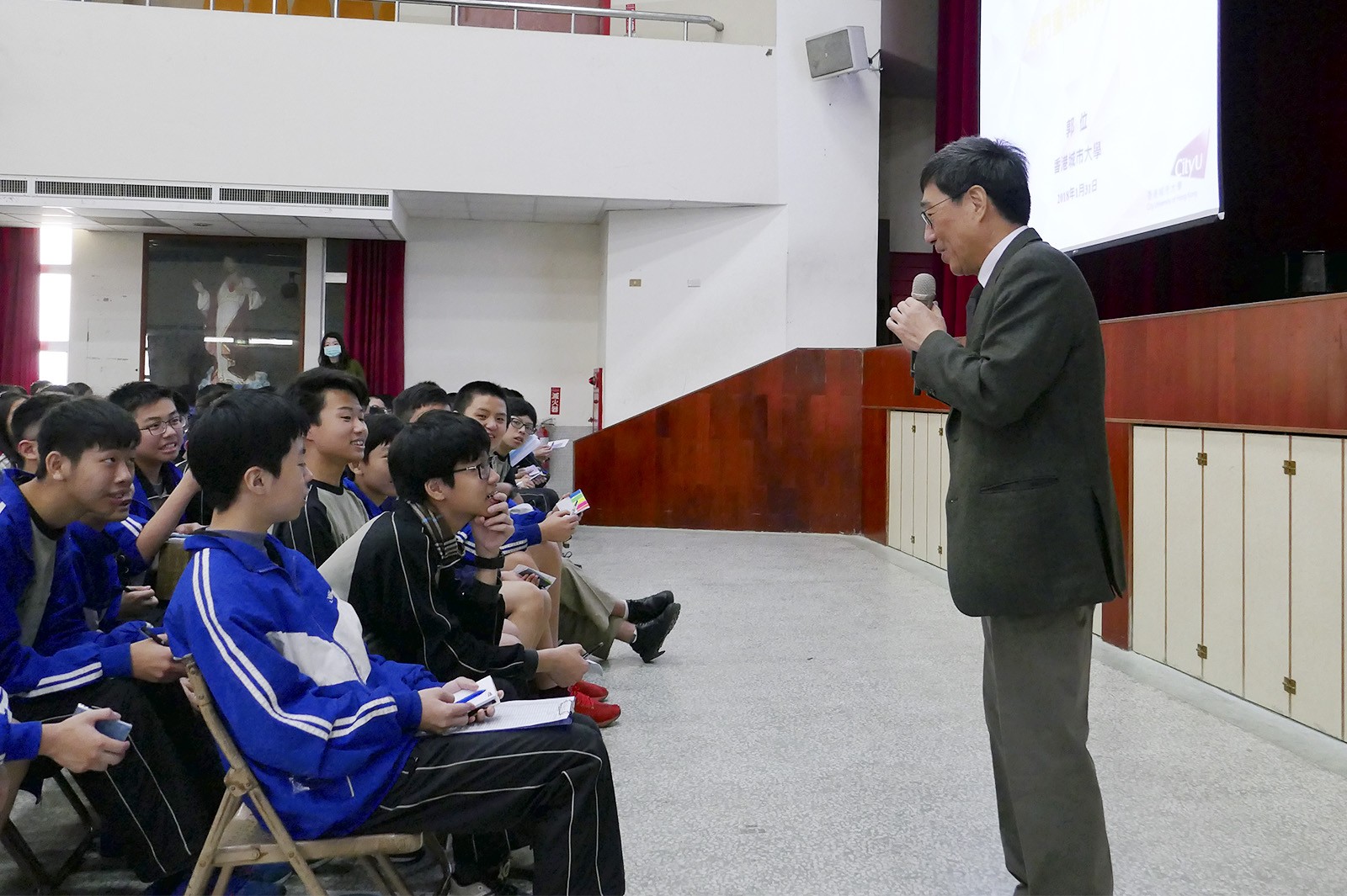 Professor Kuo talks to secondary school students during a seminar.