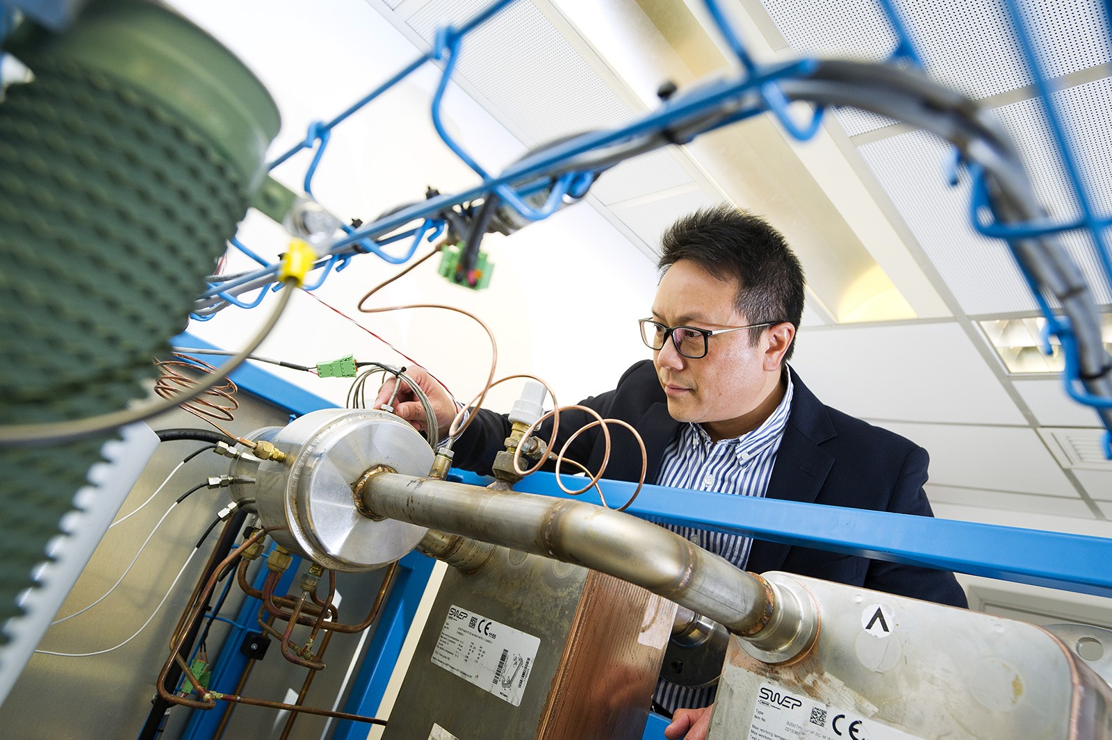 梁國熙教授研究將空調排放的熱能回收並轉化為電能。