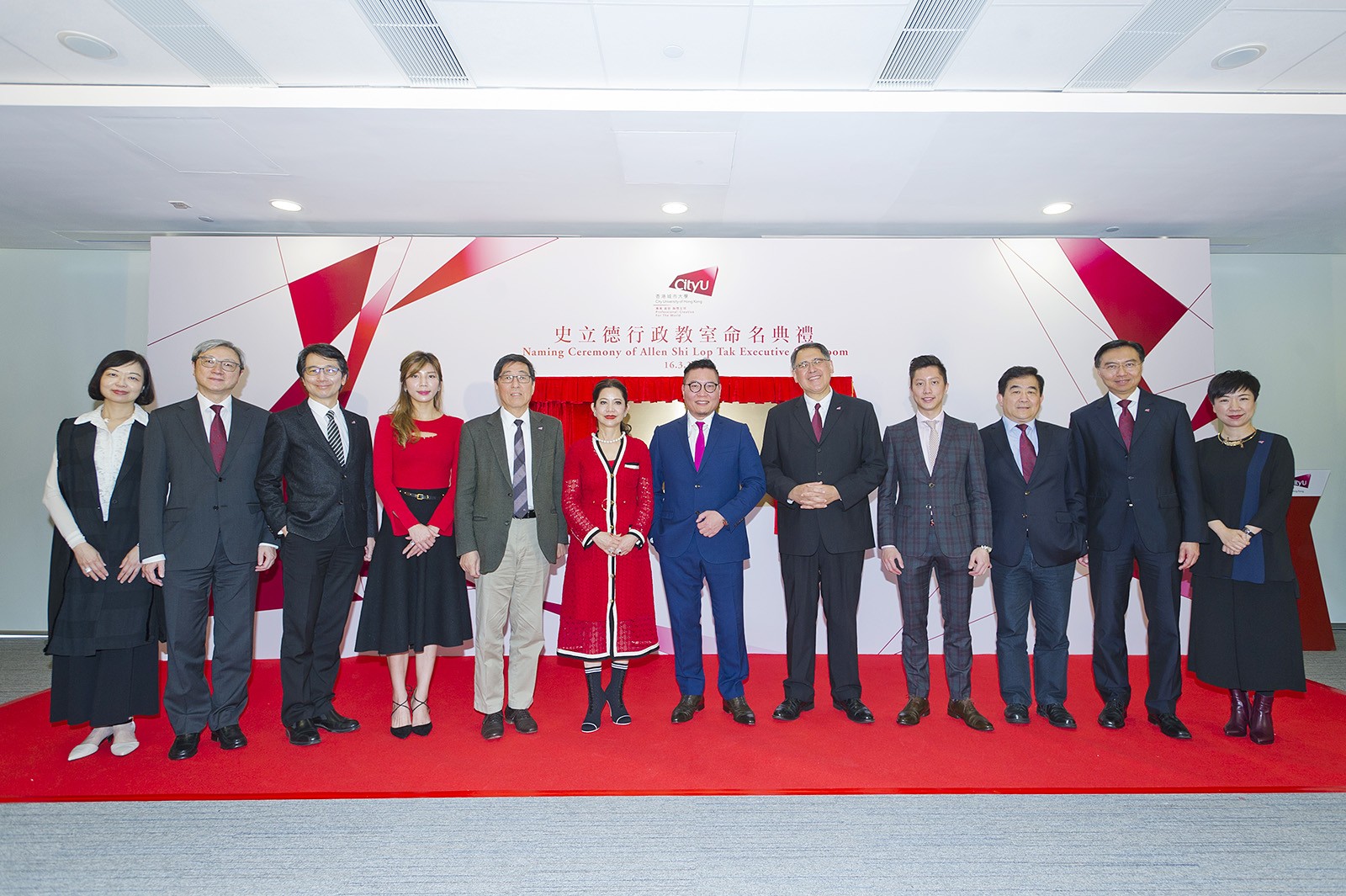 Dr Shi (6th from right) and his family members, Mr Huang (5th from right), Professor Kuo (5th from left) and CityU senior management, attended the naming ceremony. 