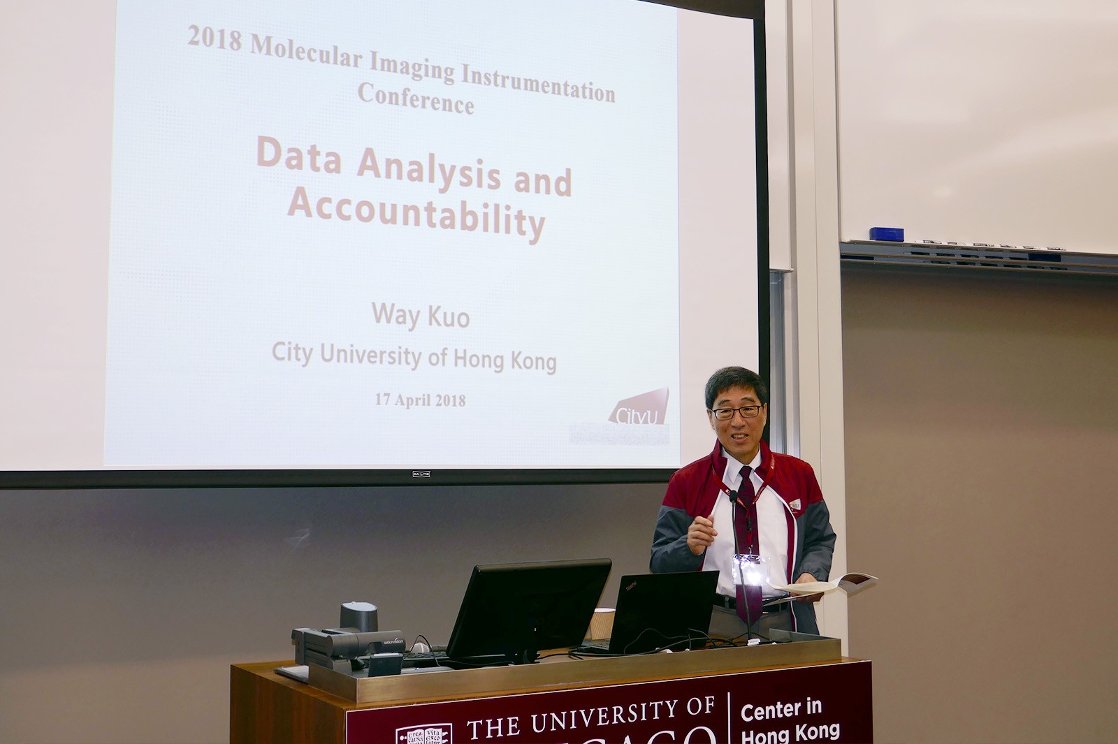 Professor Kuo delivers the keynote speech at the 2018 Molecular Imaging Instrumentation Conference.