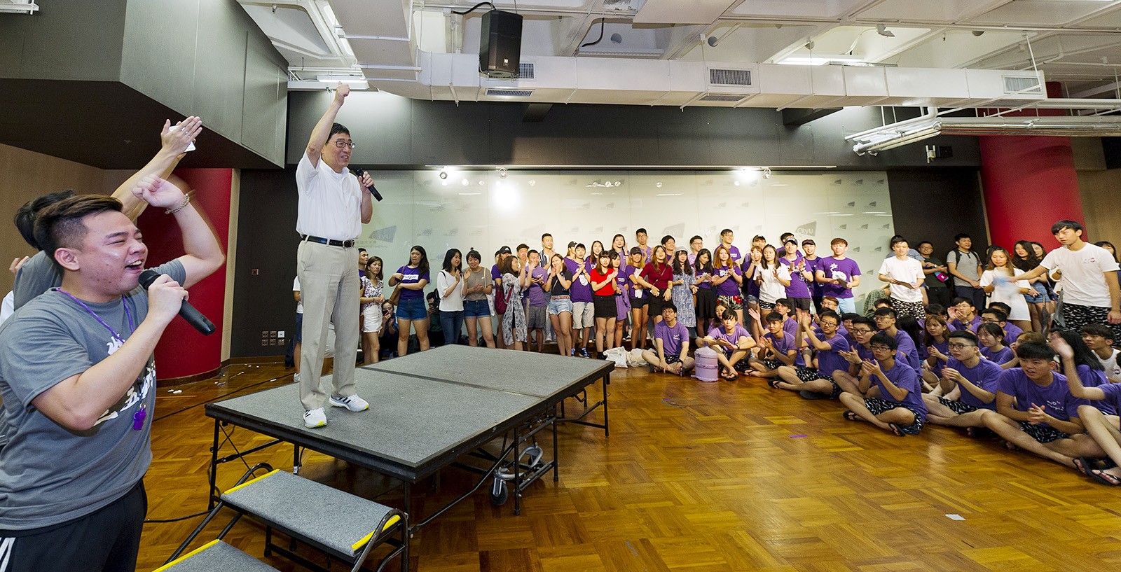 President Kuo greets new students at the kick-off ceremony for the SU orientation camp.