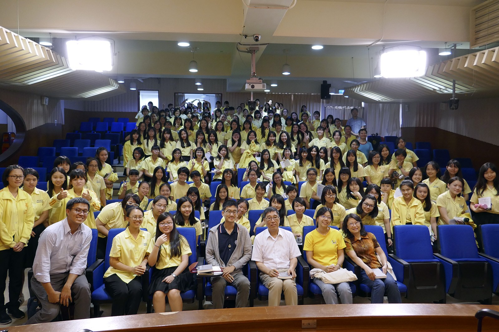 Professor Kuo (third from right in front row) delivered a talk at Taipei JingMei Girls High School.