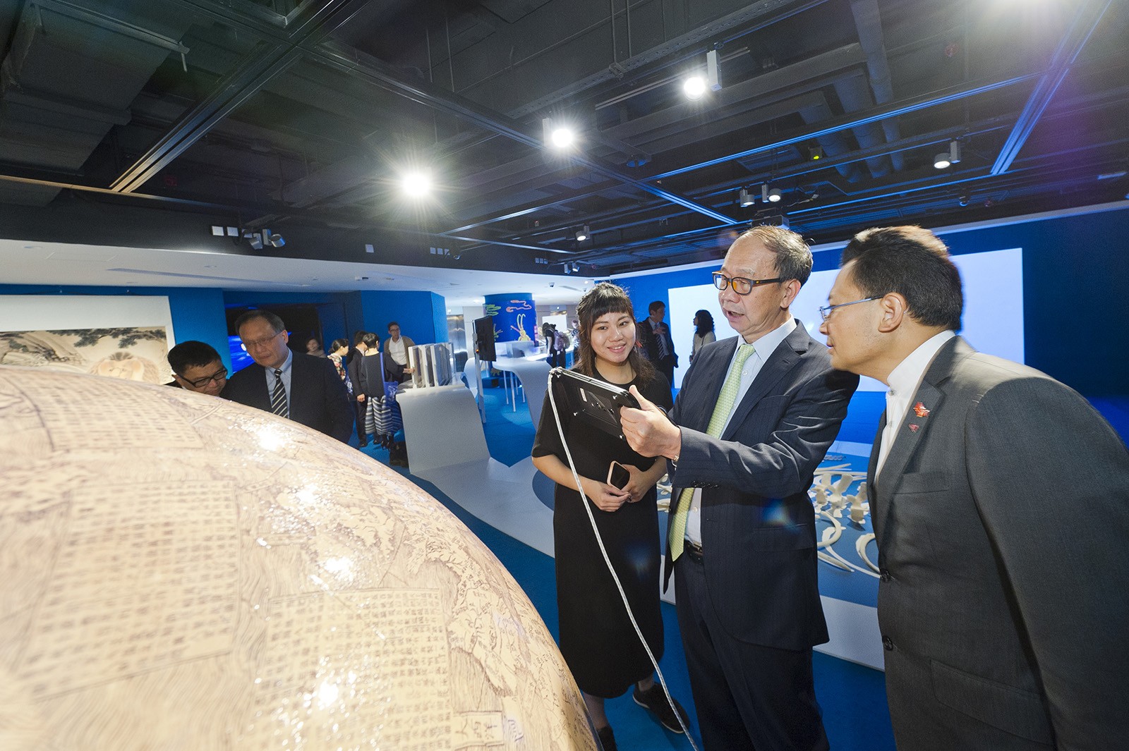 Dr Chung Shui-ming (second from right), Pro-Chancellor, visits the exhibition with other guests.