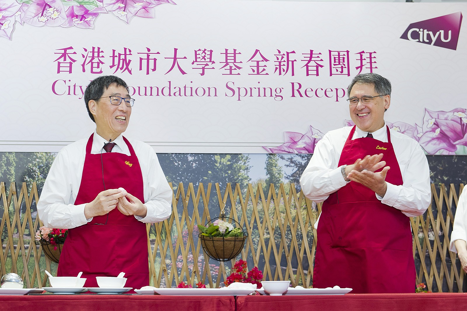 Professor Kuo (left) and Mr Huang made pig-shaped glutinous rice dumplings to say thank you to members of CityU Foundation and CityU good friends for their support. 