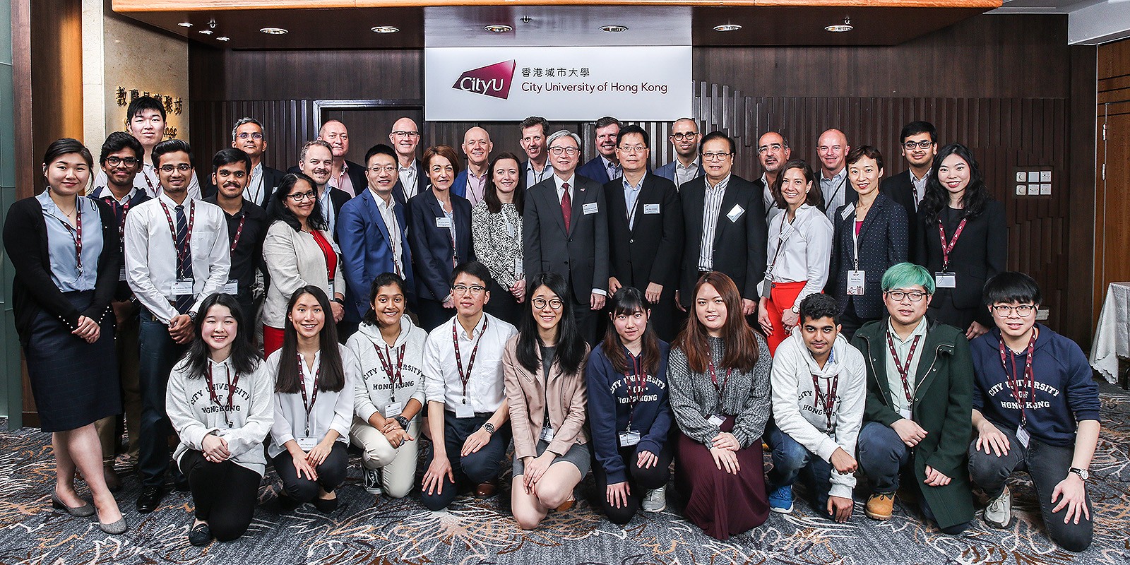 Professor Ip (2nd row, 6th from right) thanked the HSBC delegation for holding high level dialogues with CityU students and alumni.