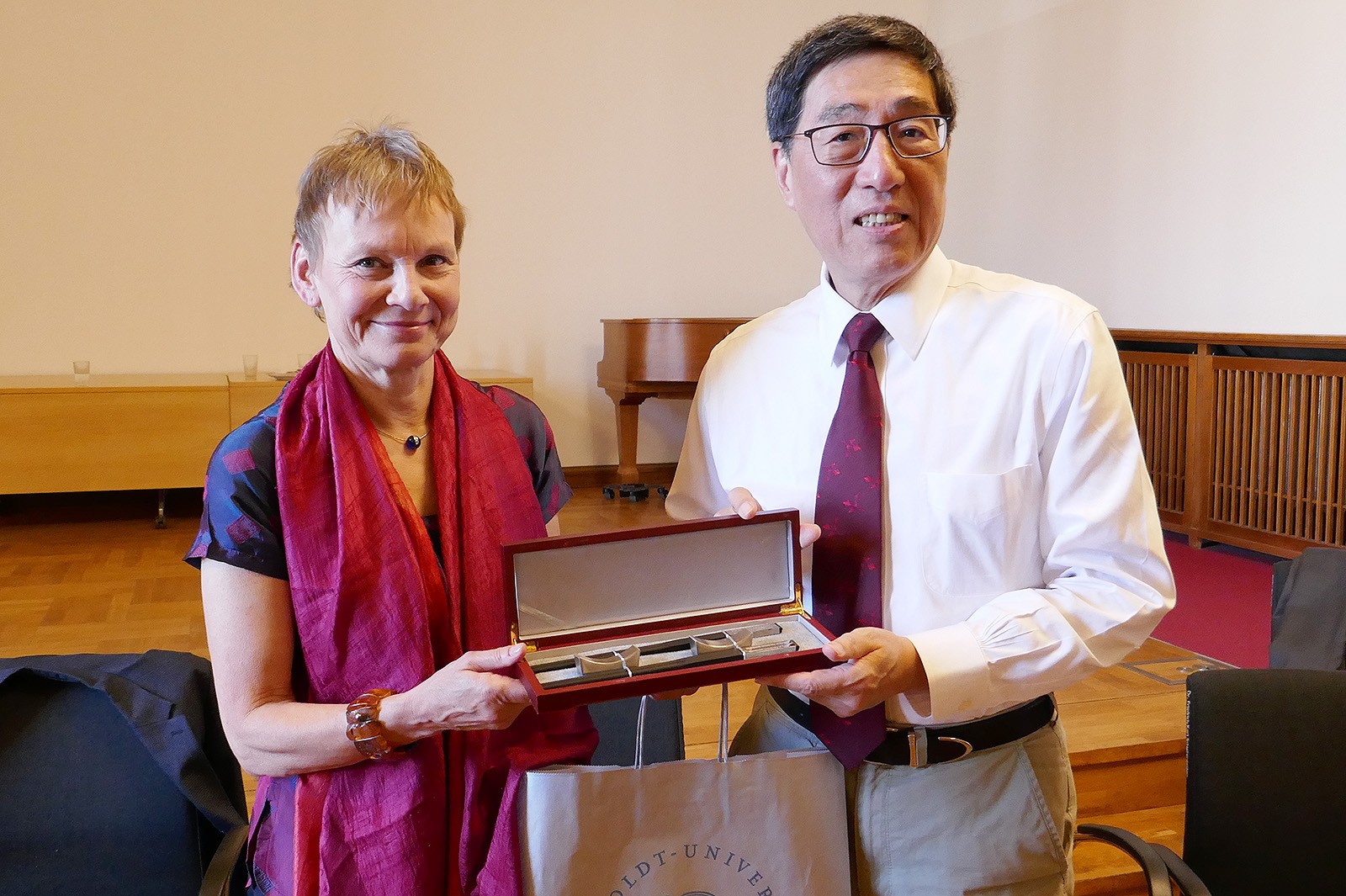President Kuo (right) and Professor Kunst exchange souvenirs at HU Berlin.