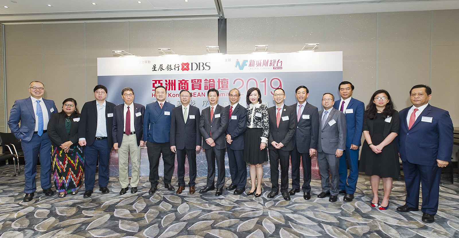 Professor Kuo (4th from left) and other guests of the Summit.