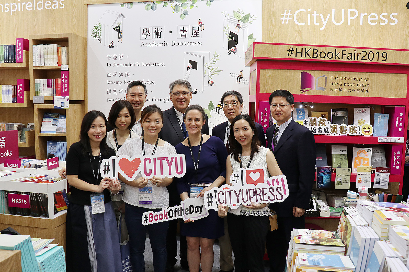 Mr Huang (back row; second from left), President Kuo (back row; second from right) and Professor Zhu Guobin, Director of CityU Press (back row; first from right) at the booth of CityU Press.
