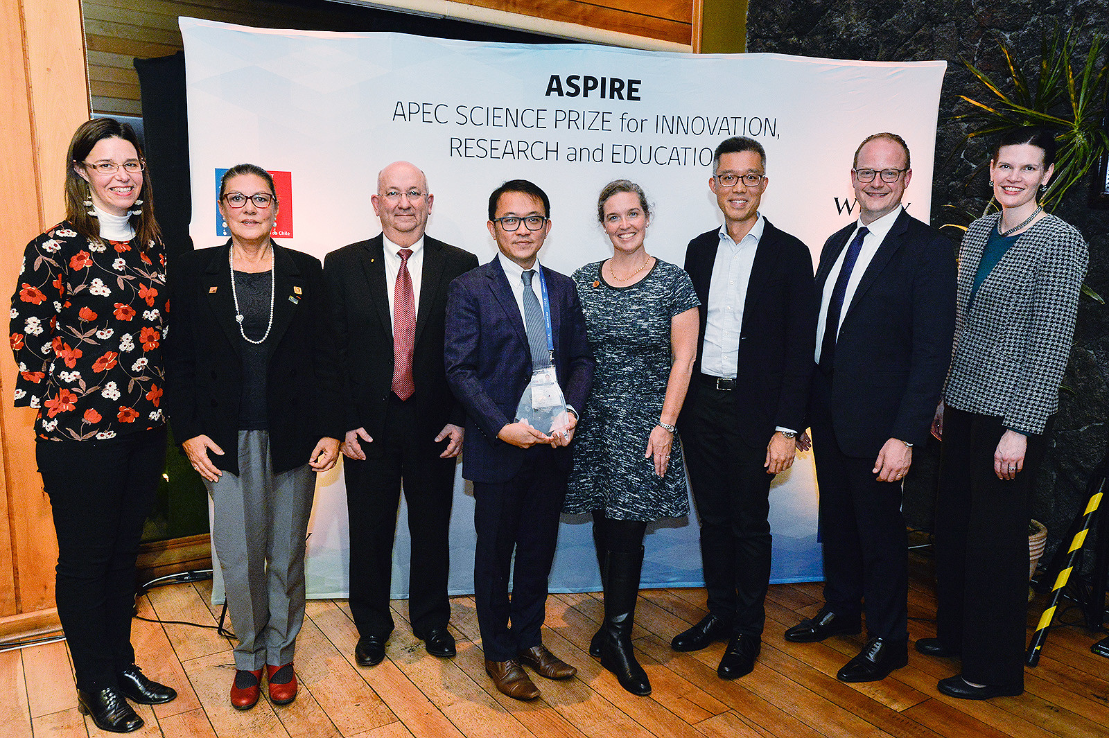 Dr Ng Yun-hau (4th from left), Associate Professor of CityU’s School of Energy and Environment, receives this year’s APEC Science Prize for Innovation, Research and Education (ASPIRE) for his contributions to the discipline of photoelectrocatalysis.