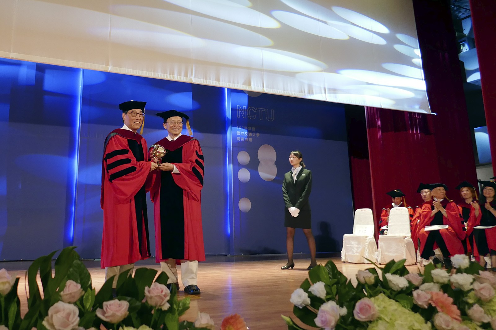 Professor Chang, President of NCTU, presents a souvenir to President Kuo (first on left).