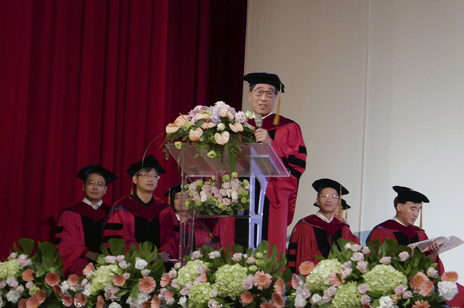 President Kuo delivers a talk at the inauguration ceremony for graduates of NCTU. 