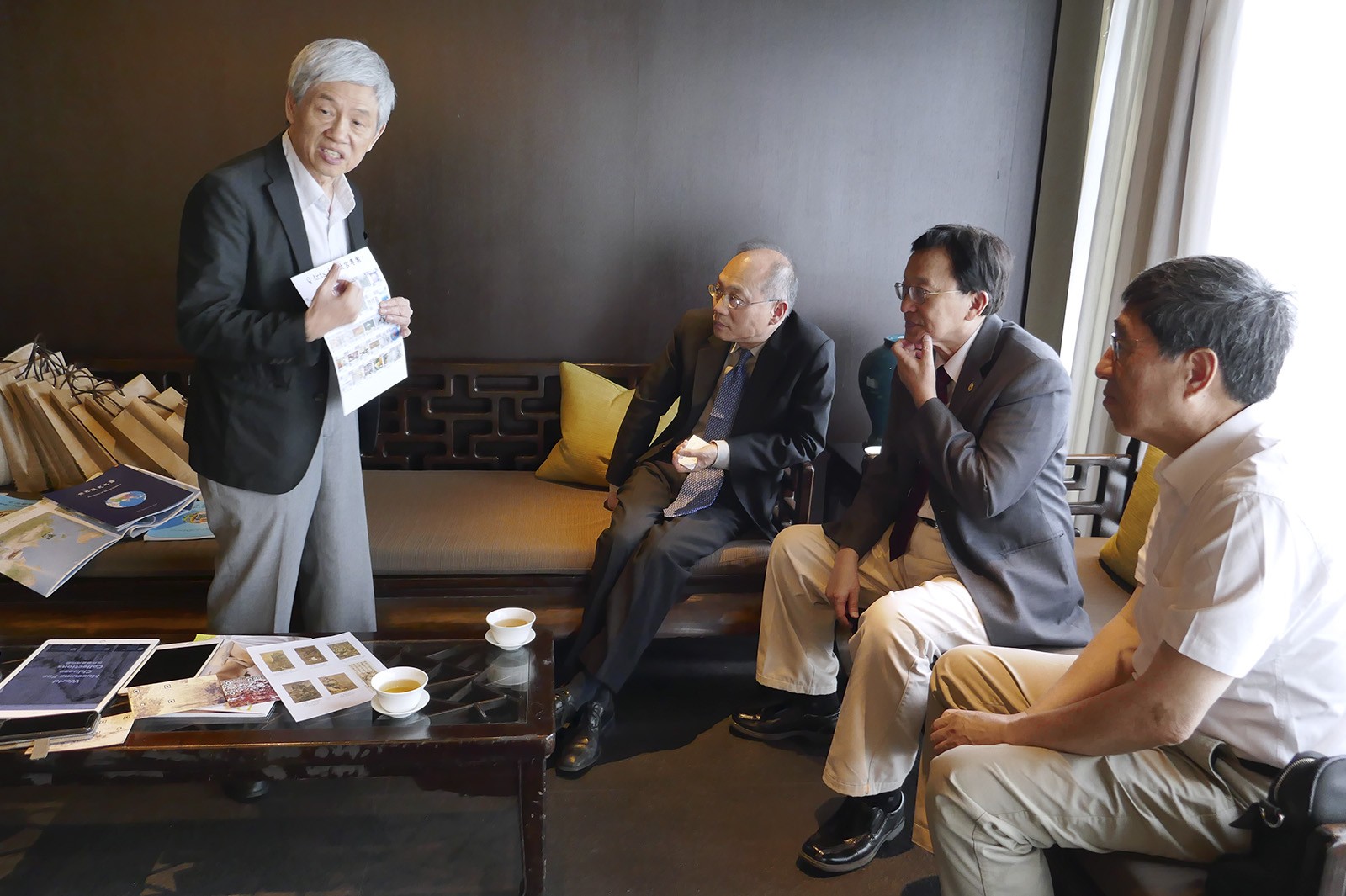 (From right) Professor Kuo, President of CityU; Professor Chang, President of NCTU; and Mr Wu, Director of NPM discuss how to collaborate on the project “Digitising Palace Museum”. Professor Li, Chair Professor of the Institute of Information Management at NCTU, presents the main objectives of the project.