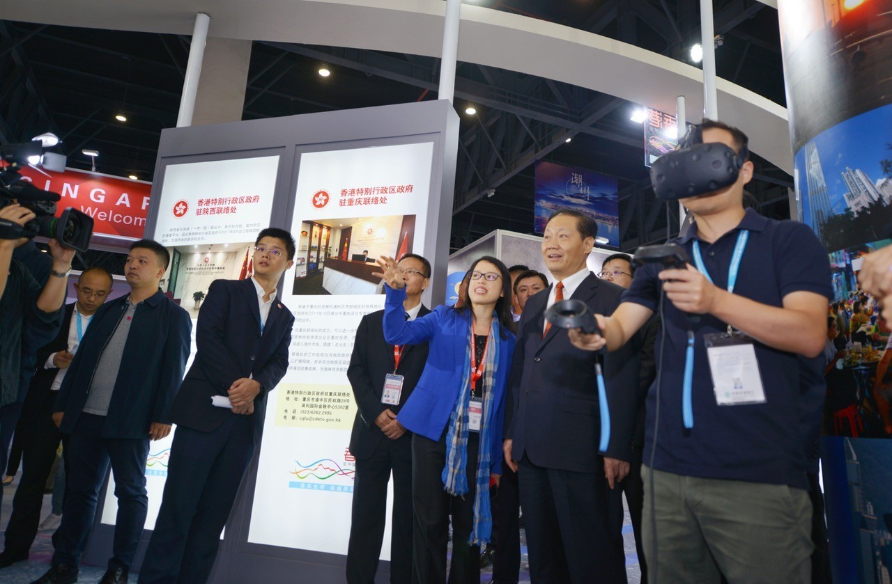 Mr Peng Qinghua (third from right), Secretary of the Communist Party of the China Sichuan Provincial Committee, visited the Expo and had a trial use of QBrush developed by CityU.