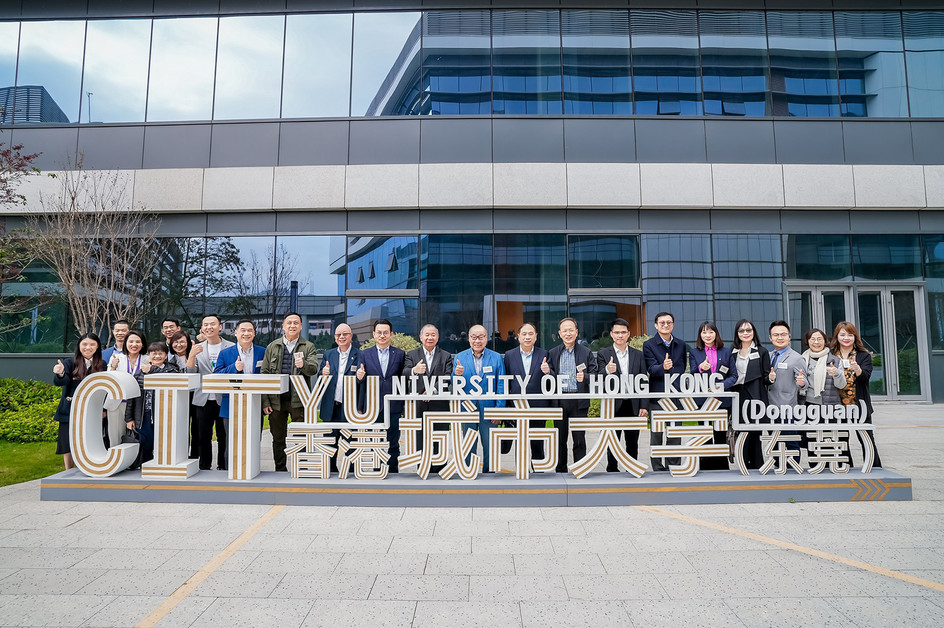 CityU and the Federation of Hong Kong Industries visit the phase one campus of CityU (DG)